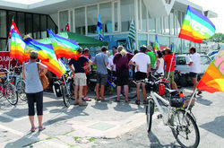 FOTO MISSINATO - FOTO MISSINATO  PACIFISTI ALLA IDEALSTANDARD IN BICILETTA